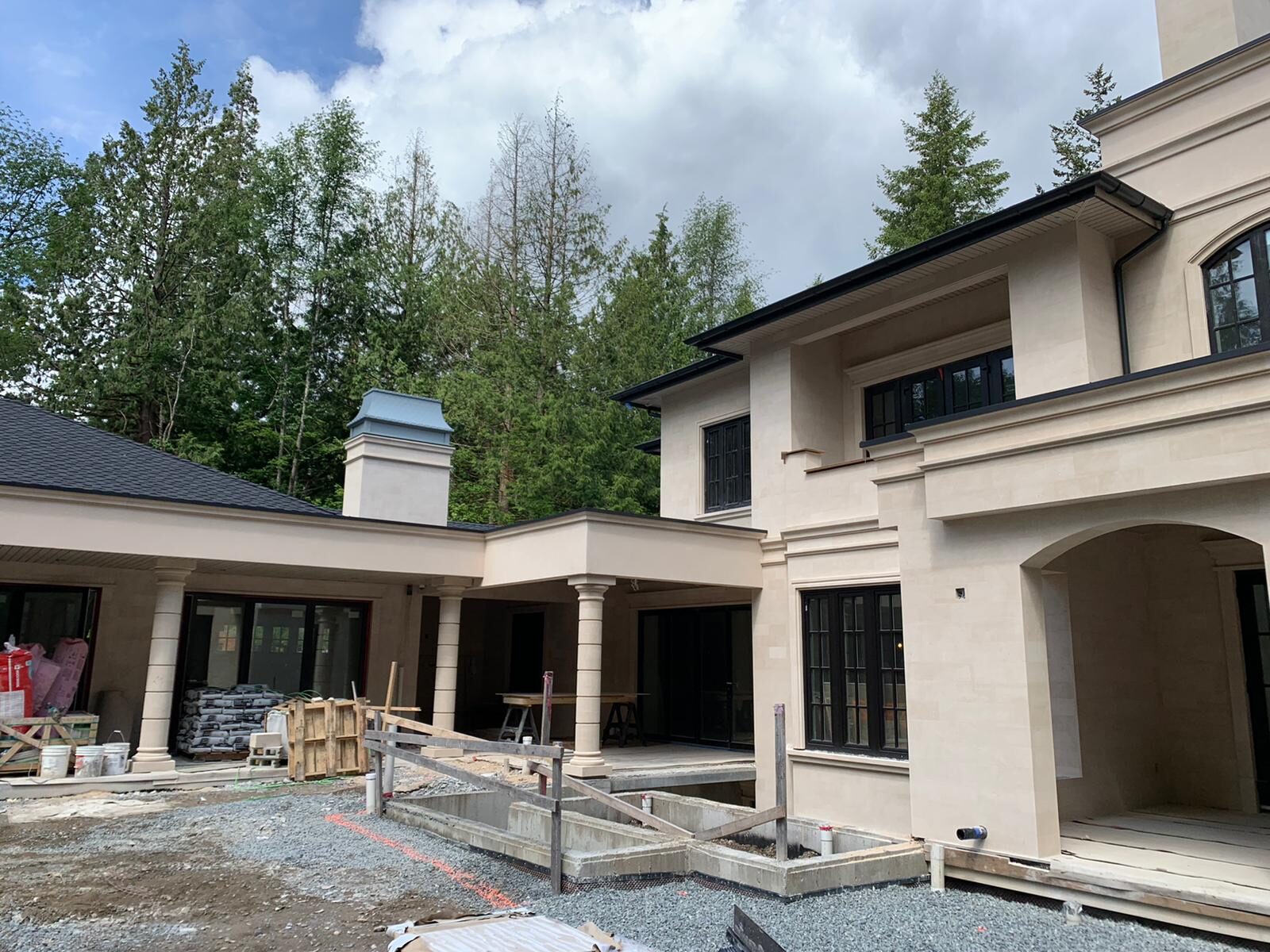 Rear wing with colonnade and covered terrace